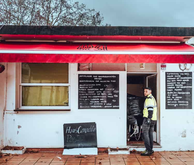 sony rx1r iii jacket pocket camera — spontaneous street moment palma