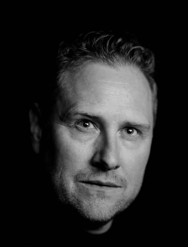 Portrait shooting at OMR event Hamburg — professional studio light in the middle of the party