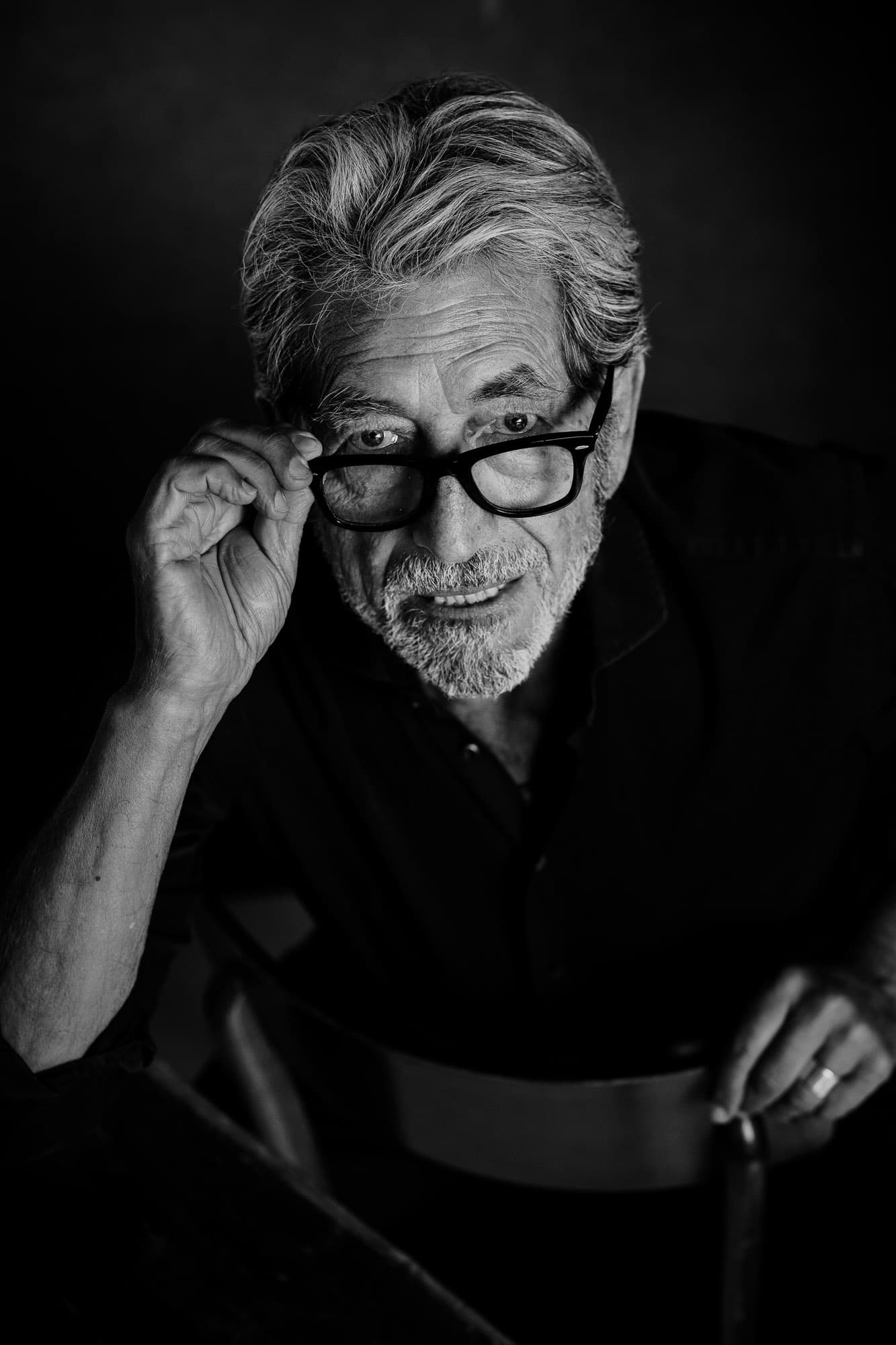 Portrait photography Palma de Mallorca – intimate studio portrait by award-winning photographer