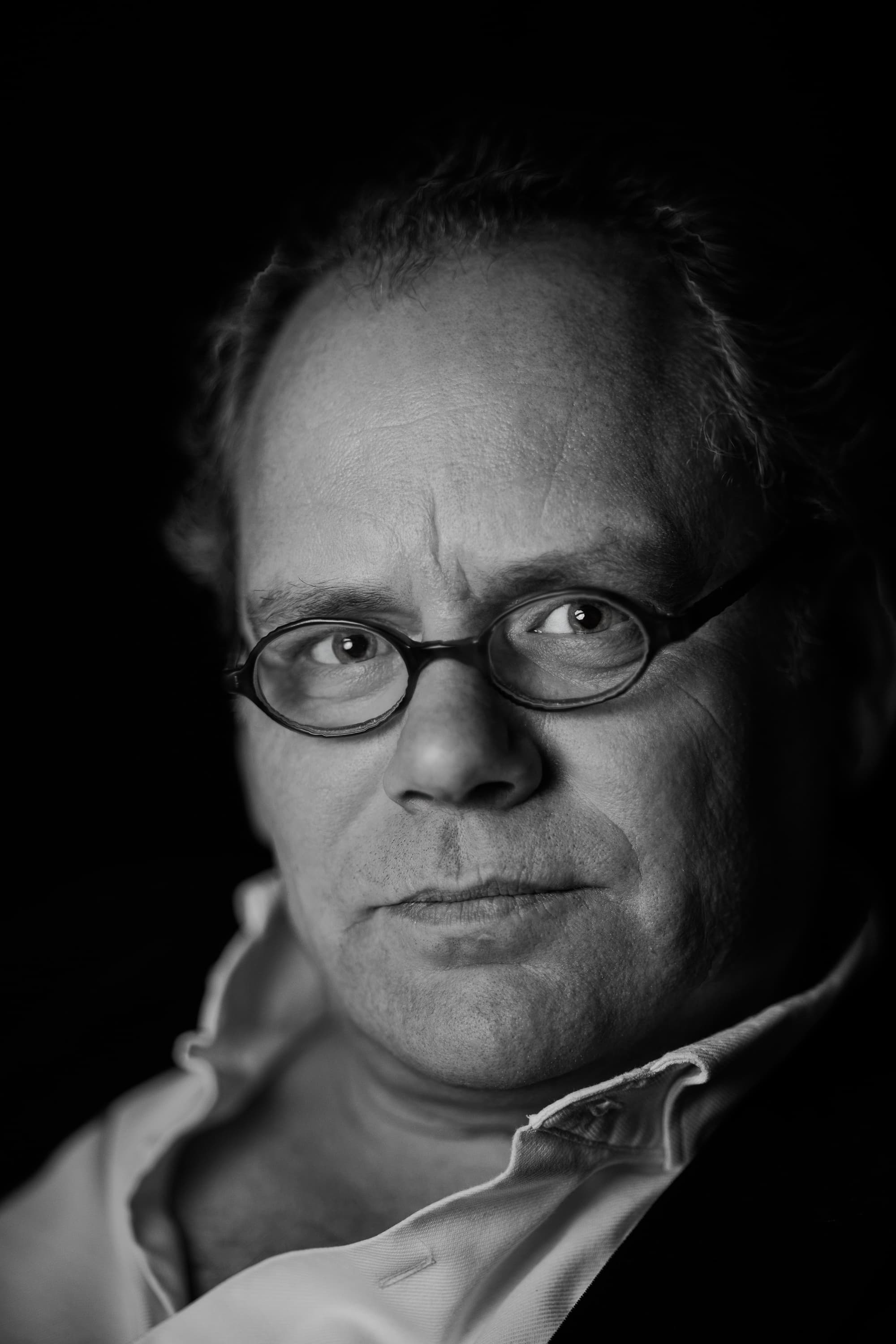 Honest black-and-white portrait, close and unposed — arnds.photos