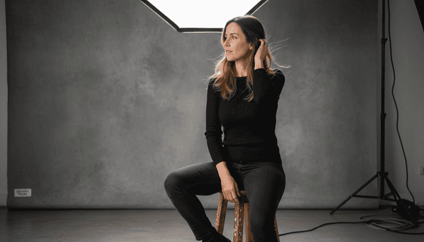 Photo session with a woman posing in a studio in Palma