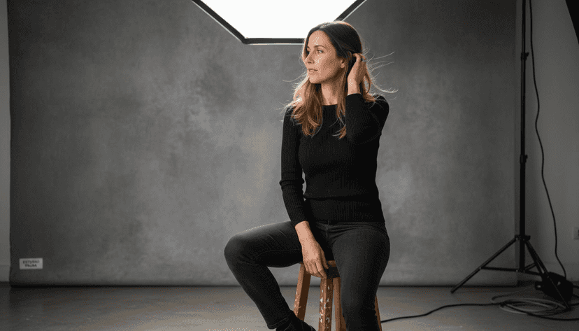 Photo session with a woman posing in a studio in Palma
