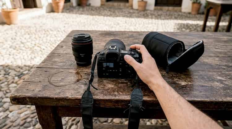Material fotográfico dispuesto sobre una mesa en el patio