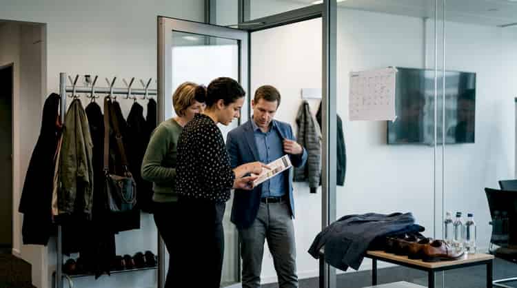 El equipo se alista para una sesión de fotos